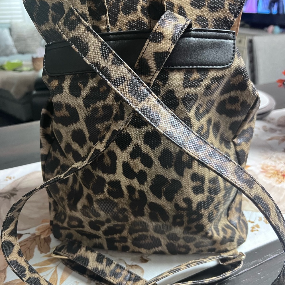Chic Leopard Print Backpack With Black Details - image 5